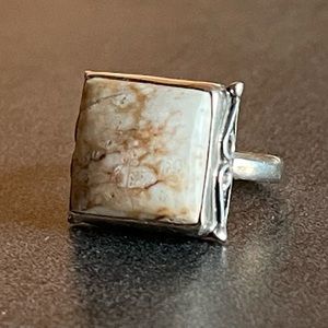 Jasper & Sterling Ring Size 6 1/2 Cream & Gold Colored Stone